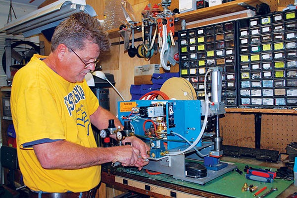 Kreinik的维护工程师Martin Ankrom重建古董机械，以简化并提高效率。