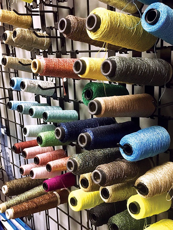 Kreinik Manufacturing为针线活，手工艺者，剪贴簿，缝制者，纤维艺术家，飞渔民和时装屋生产各种丝绸和金属线。所有图像：Michelle Segrest