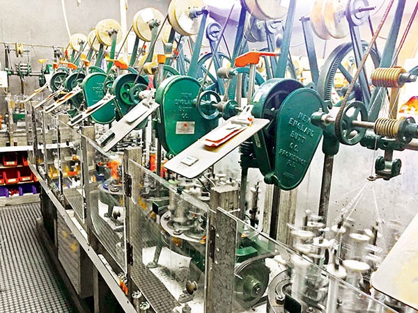 西弗吉尼亚州克雷尼克（Kreinik）的帕克塞堡（Parkserburg）的心跳，运营超过130台编织机。