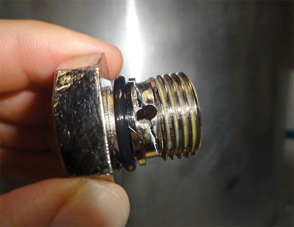 遵循有关廉价组件的维护建议，例如这种机油插头，可以防止对更大，更昂贵的设备损坏。